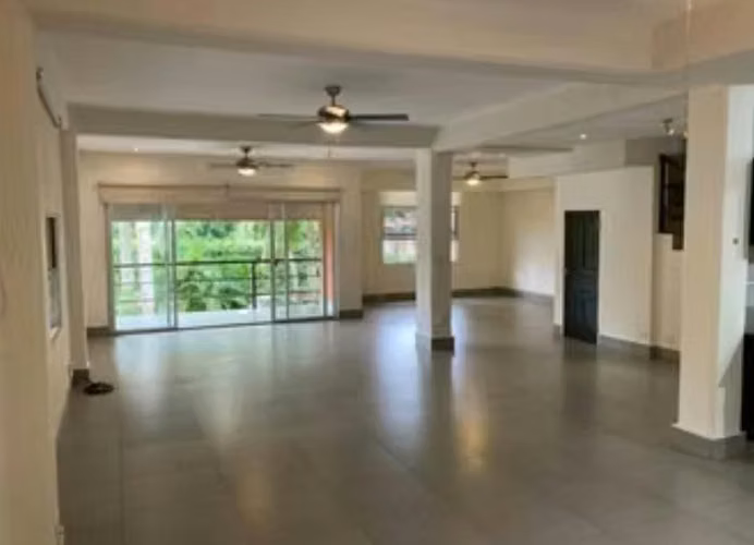 Casa Dúplex En Clayton Con Patio y Jardín Residencial . cerrado