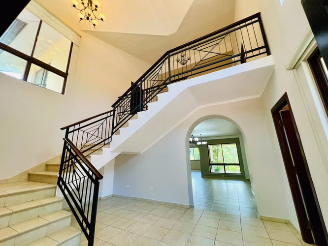 Casa en alquiler en Clayton con piscina privada - Imagen 2