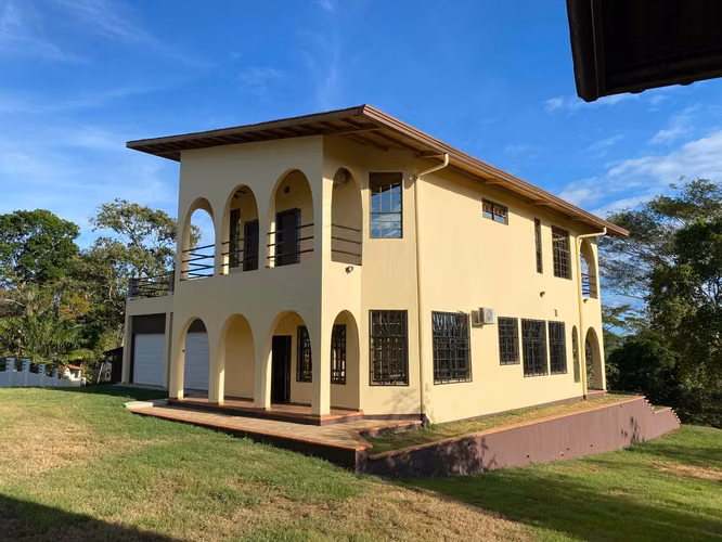 Hermosa Casa en Venta- Sona, Panama