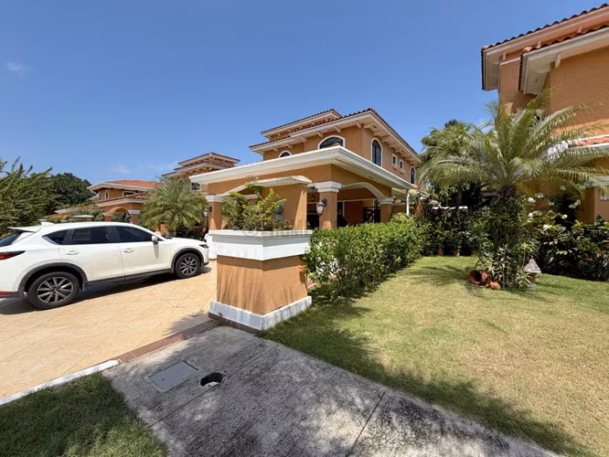 Casa Amoblada de 4 Recámaras en Venta en Clayton – 450 m² con Piscina Privada y Terraza - Imagen 3