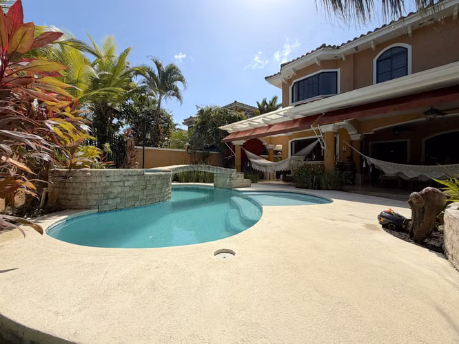 Casa Amoblada de 4 Recámaras en Venta en Clayton – 450 m² con Piscina Privada y Terraza - Imagen 13