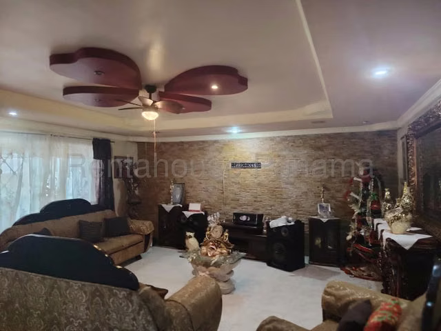 Venta de casa familiar con alquileres Colon, 27GC286