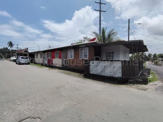 Venta de casa familiar con alquileres Colon, 27GC286