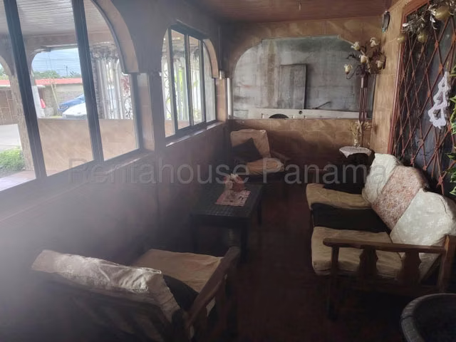 Venta de casa familiar con alquileres Colon, 27GC286