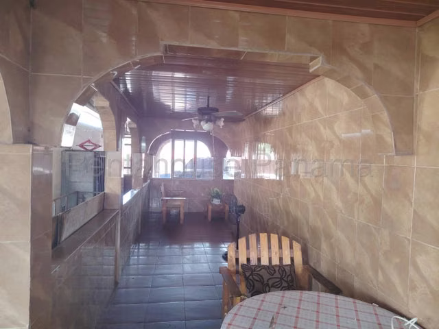 Venta de casa familiar con alquileres Colon, 27GC286