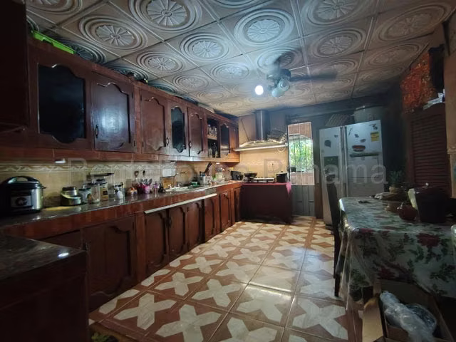 Venta de casa familiar con alquileres Colon, 27GC286