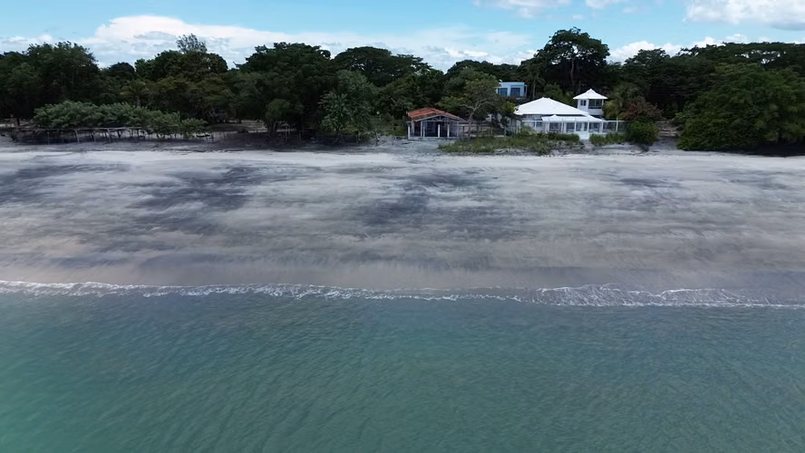 Casa Frente al Mar en Playa Juan Hombrón | 4 Recámaras, Terraza y Potencial de Inversión