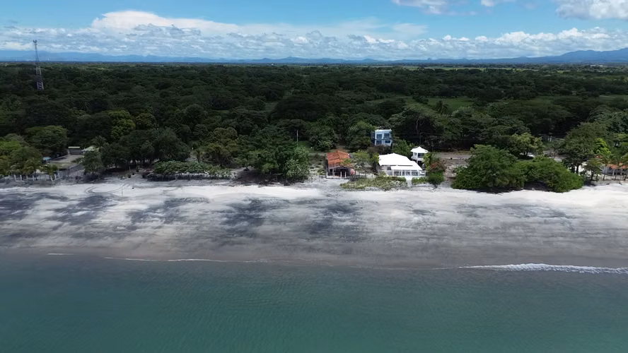 Casa Frente al Mar en Playa Juan Hombrón | 4 Recámaras, Terraza y Potencial de Inversión