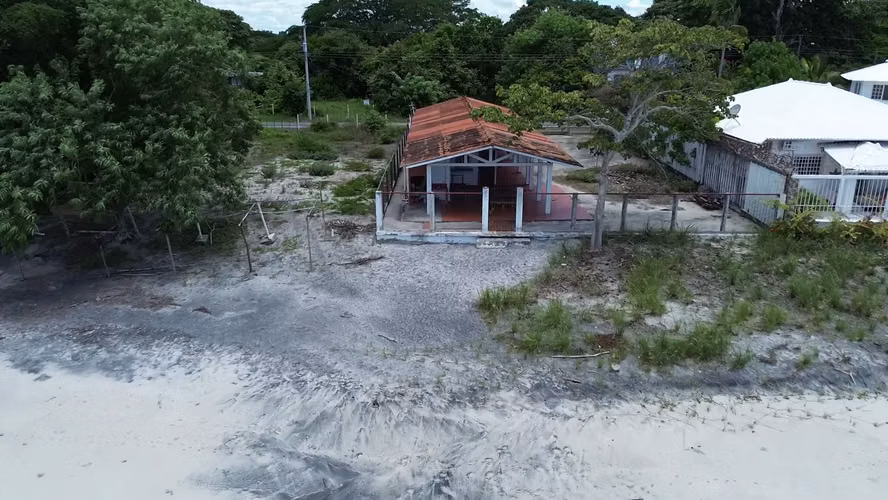 Casa Frente al Mar en Playa Juan Hombrón | 4 Recámaras, Terraza y Potencial de Inversión