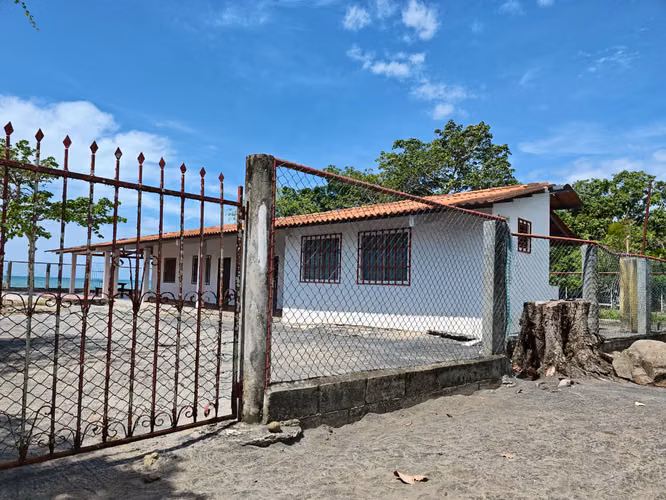 Casa Frente al Mar en Playa Juan Hombrón | 4 Recámaras, Terraza y Potencial de Inversión