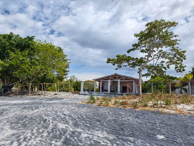 Casa Frente al Mar en Playa Juan Hombrón | 4 Recámaras, Terraza y Potencial de Inversión