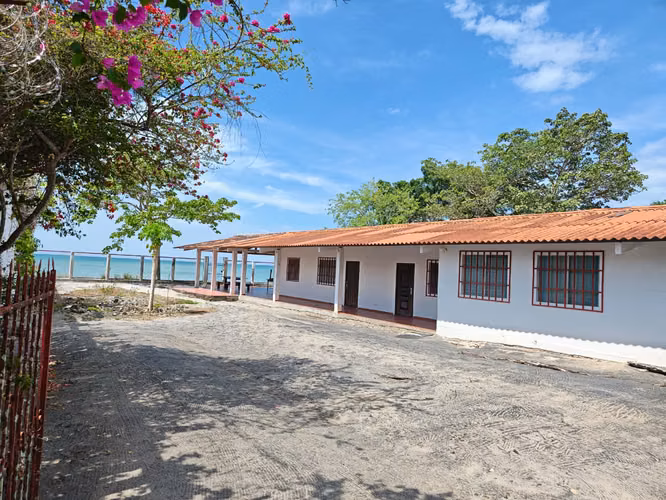 Casa Frente al Mar en Playa Juan Hombrón | 4 Recámaras, Terraza y Potencial de Inversión