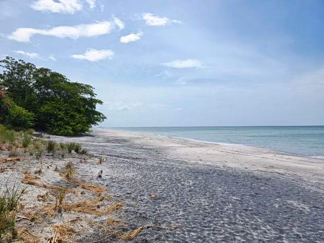 Casa Frente al Mar en Playa Juan Hombrón | 4 Recámaras, Terraza y Potencial de Inversión
