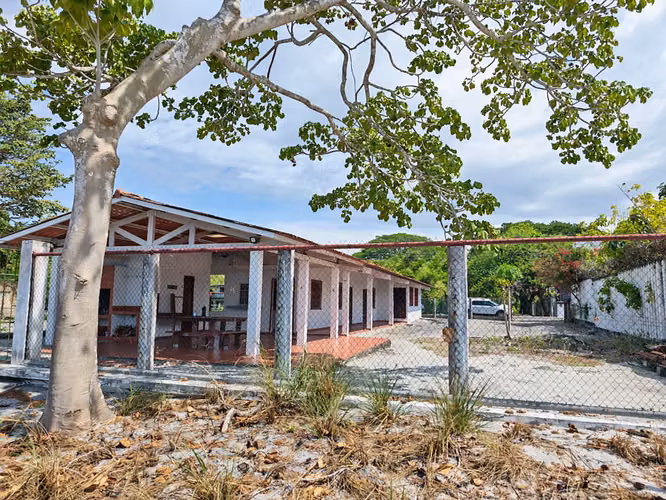 Casa Frente al Mar en Playa Juan Hombrón | 4 Recámaras, Terraza y Potencial de Inversión