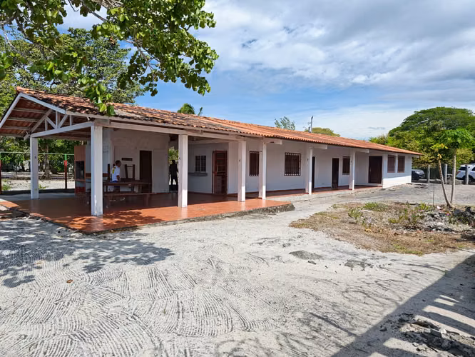 Casa Frente al Mar en Playa Juan Hombrón | 4 Recámaras, Terraza y Potencial de Inversión