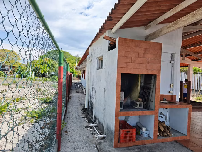 Casa Frente al Mar en Playa Juan Hombrón | 4 Recámaras, Terraza y Potencial de Inversión