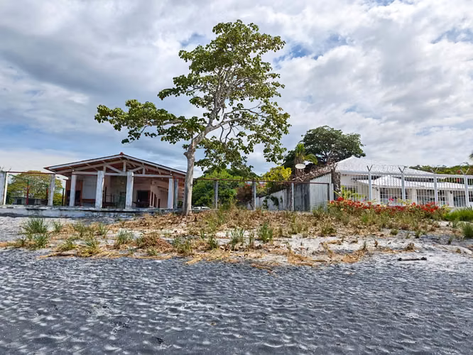 Casa Frente al Mar en Playa Juan Hombrón | 4 Recámaras, Terraza y Potencial de Inversión