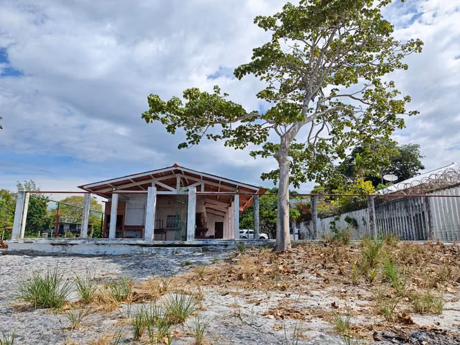 Casa Frente al Mar en Playa Juan Hombrón | 4 Recámaras, Terraza y Potencial de Inversión