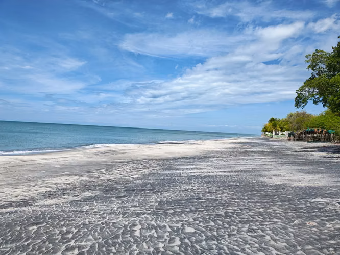 Casa Frente al Mar en Playa Juan Hombrón | 4 Recámaras, Terraza y Potencial de Inversión