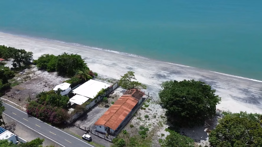 Casa Frente al Mar en Playa Juan Hombrón | 4 Recámaras, Terraza y Potencial de Inversión