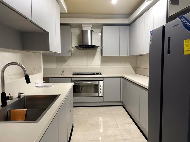 Alquiler en Obarrio, piso alto, balcón, estudio y 2 estacionamientos