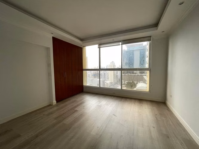 Alquiler en Obarrio, piso alto, balcón, estudio y 2 estacionamientos