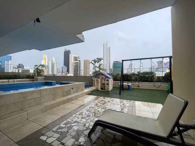 Alquiler en Obarrio, piso alto, balcón, estudio y 2 estacionamientos