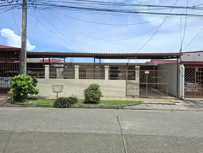 En venta amplia casa en Chanis #26-8970GE