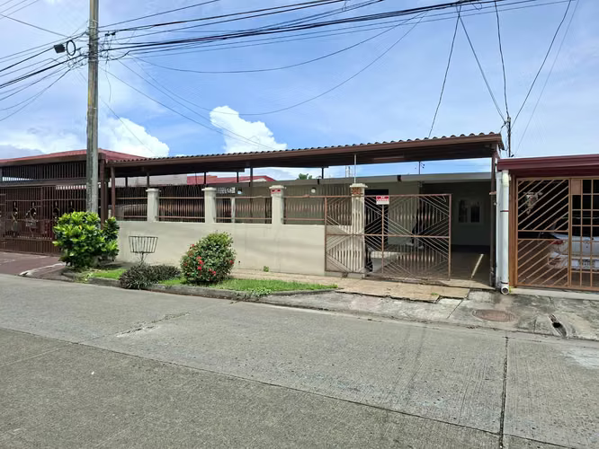 En venta amplia casa en Chanis #26-8970GE