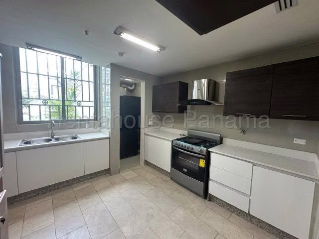 Se vende apartamento con vista al mar en Punta Pacífica - Imagen 3