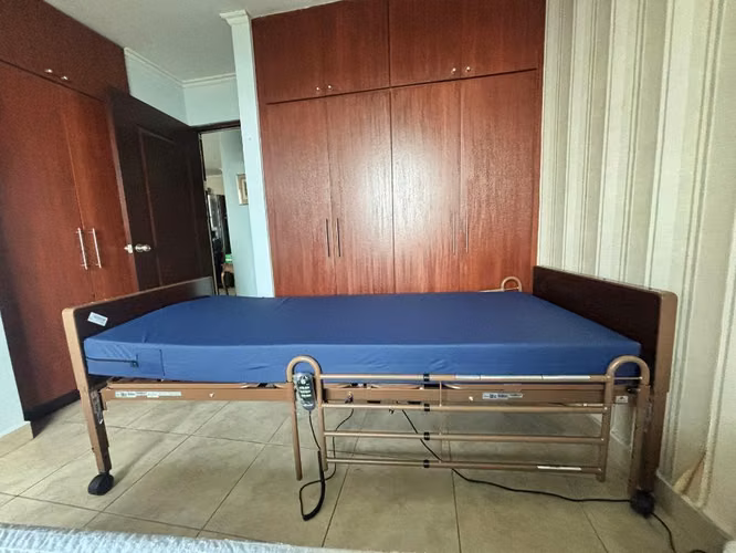 Cama hospitalaria eléctrica Drive COMO NUEVA + colchón antiescaras + accesorios