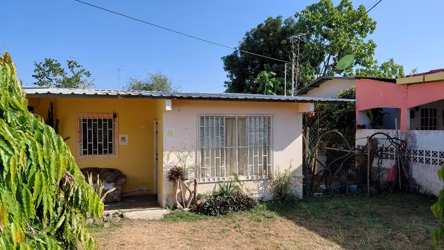 SE VENDE — Casa en La Villa de Los Santos - terreno de 225m2