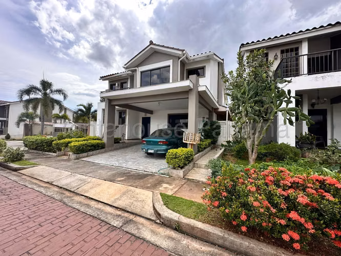 Venta de Casa en Paseo del Norte Olympus KC