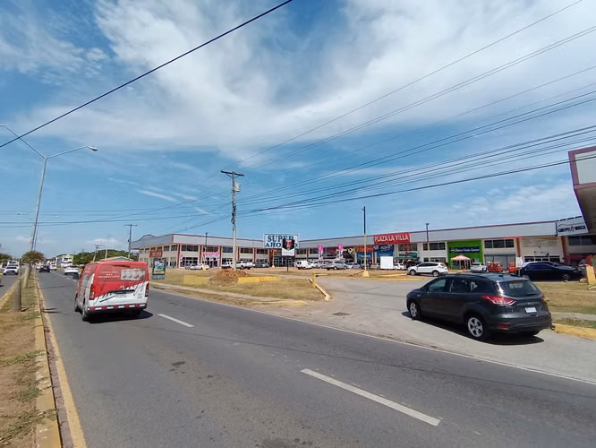 Terreno estratégico para desarrollar proyectos comerciales. con casa incluida - Imagen 12