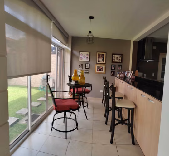 CASA ESQUINERA EN VERSALLES - Imagen 3
