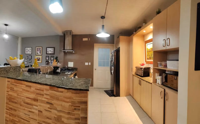 CASA ESQUINERA EN VERSALLES - Imagen 2