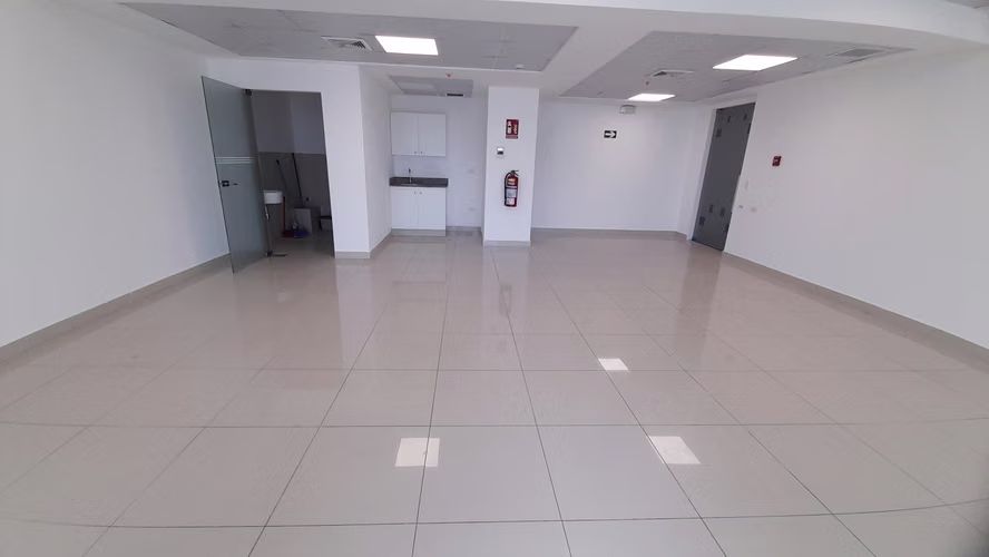 Balboa Office Center. Oficina 90mts 1b 1est $1000.00 - Imagen 4