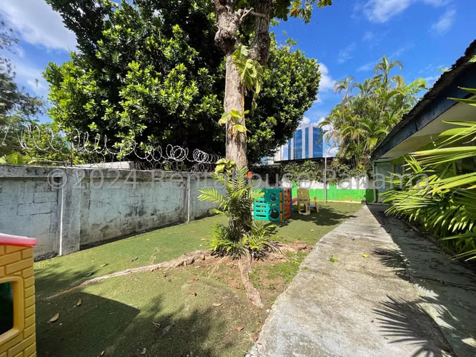 Casa en Venta en San Francisco - Terreno de 1512 m2 27YCG1868