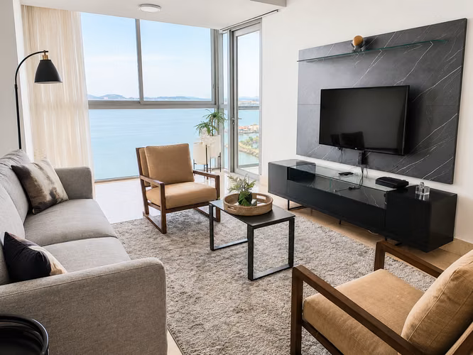 ! Apartamento en Avenida Balboa PH yoo I 2 Rec I Amoblado I con balcón y vista al mar - Imagen 2