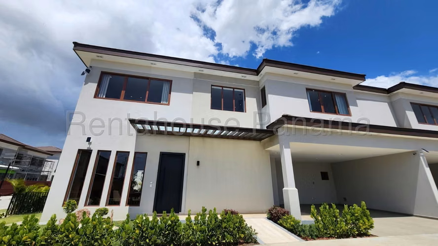 House for Sale in Santa Maria