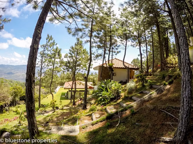 Altos del Maria - Casa de Campo - 3,915mts2 de terreno - 400,000