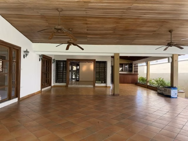 Venta Casa con Amplios Espacios y Jardín en La Alameda