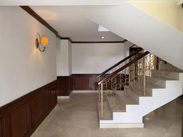 Venta Casa con Amplios Espacios y Jardín en La Alameda