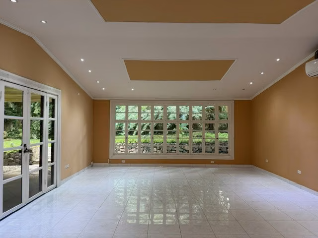 Venta Casa con Amplios Espacios y Jardín en La Alameda