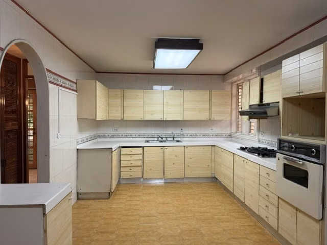 Venta Casa con Amplios Espacios y Jardín en La Alameda