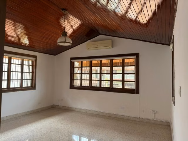 Venta Casa con Amplios Espacios y Jardín en La Alameda