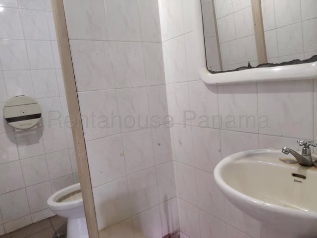 Alquiler de amplio local comercial Juan Diaz , Los Pueblos 26GC7315