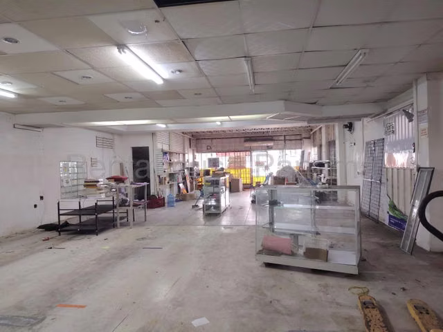 Alquiler de amplio local comercial Juan Diaz , Los Pueblos 26GC7315