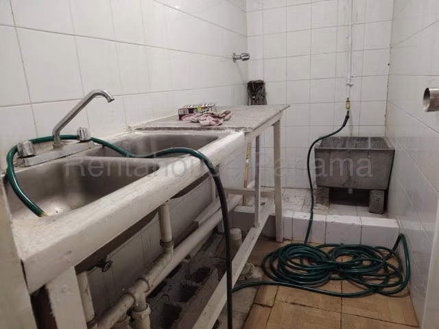 Alquiler de amplio local comercial Juan Diaz , Los Pueblos 26GC7315