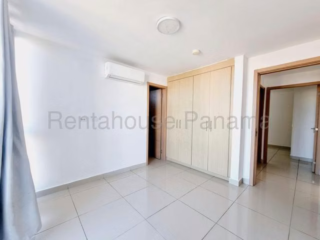 Alquiler de apartamento con balcón - Imagen 9